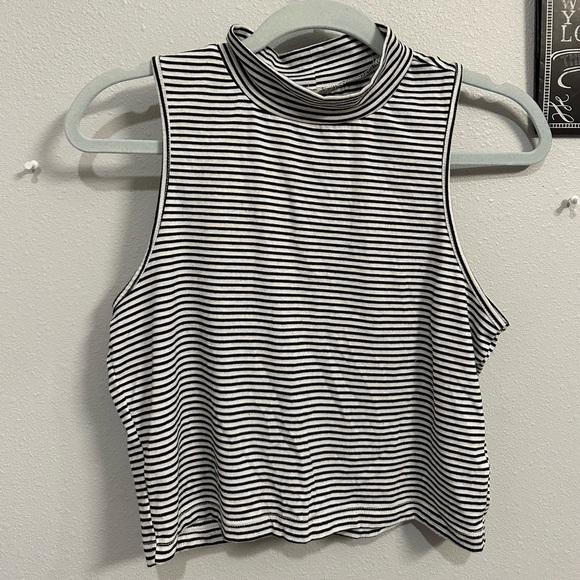 Sleeveless Turtle Neck - Picture 2 of 2